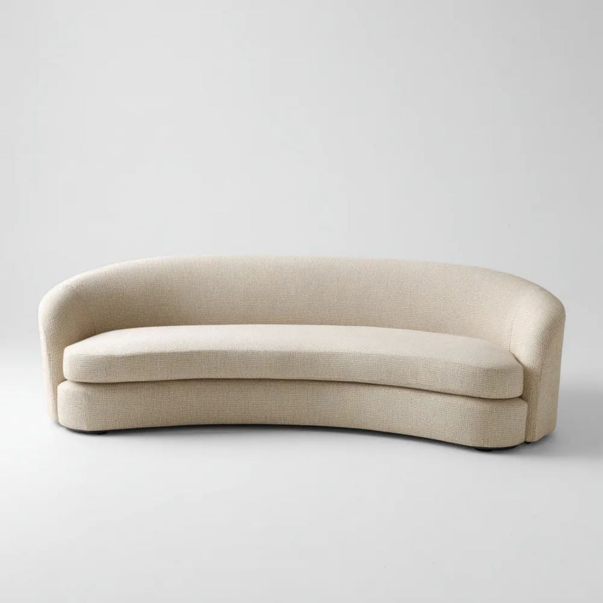 Kremowa trzyosobowa sofa tapicerowana z poliestrową tkaniną, zaokrąglona, 225 × 92 × 76 cm